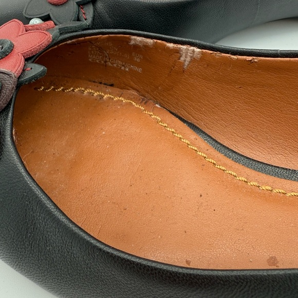 Coach‎ Black Leather Pointed Toe Flats Red Black Flower Appliqué Shoes - Picture 3 of 9